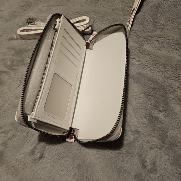 NWOT smartphone wristlet - Picture 4 of 4